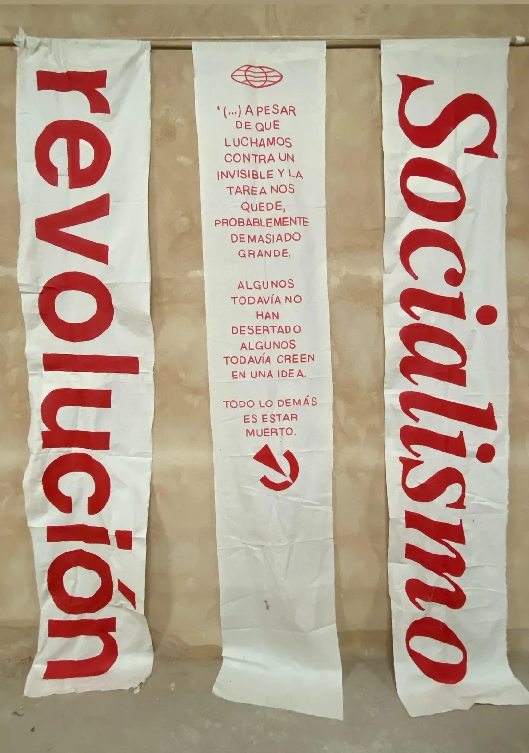 Mural que dice: 'A pesar de que luchamos contra un invisible, y la tarea nos quede probablemente demasiado grande. Algunos todavía no han desertado, algunos todavía creen en una idea. Todo lo demás es estar muerto.'